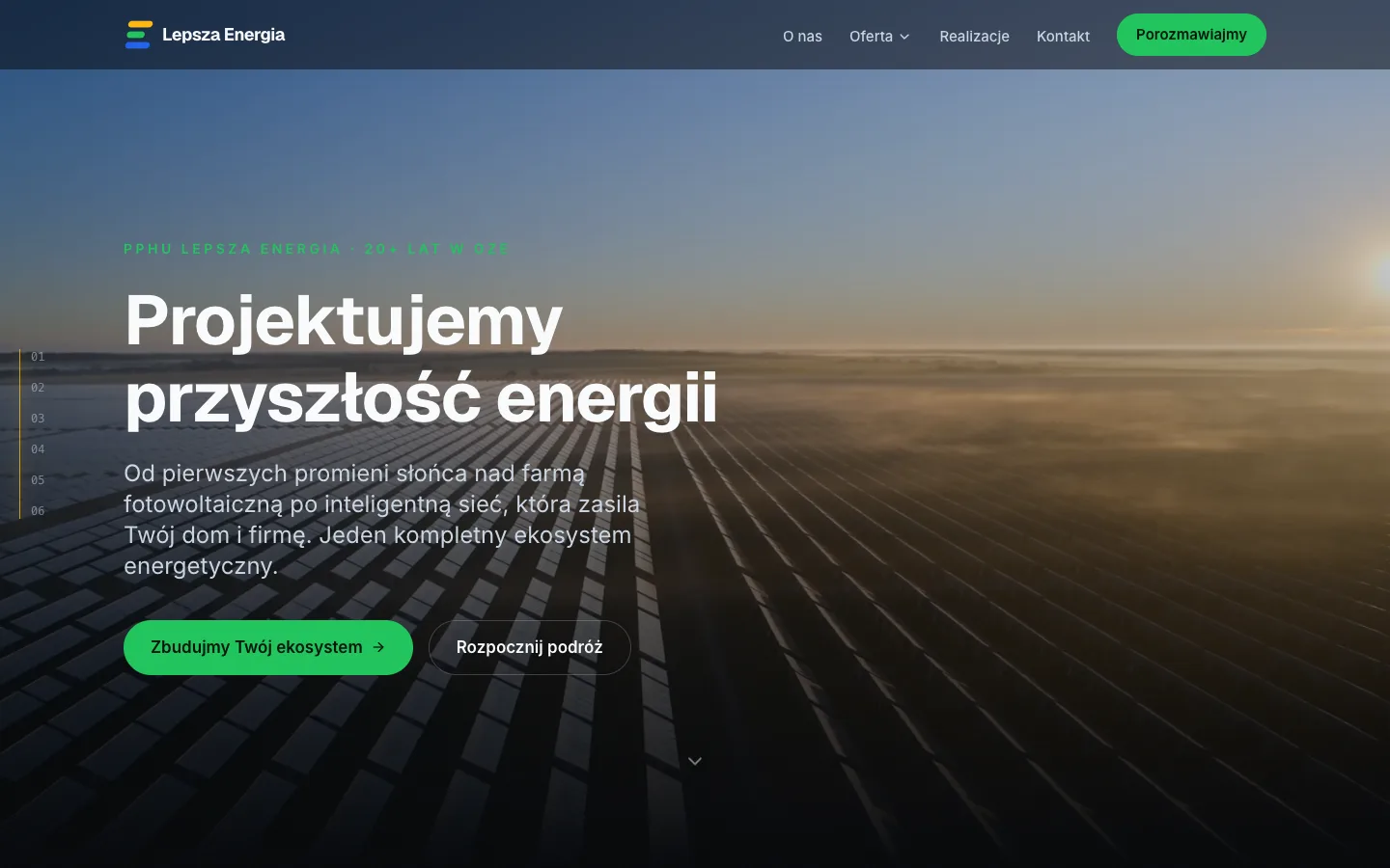 Strona główna lepszaenergia.pl: wschód słońca nad farmą fotowoltaiczną za nagłówkiem